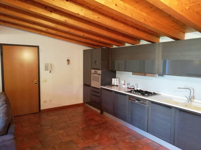 Trilocale ultimo piano con box... arredato! Albino