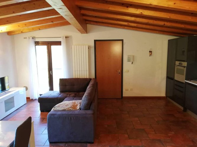 Trilocale ultimo piano con box... arredato! Albino