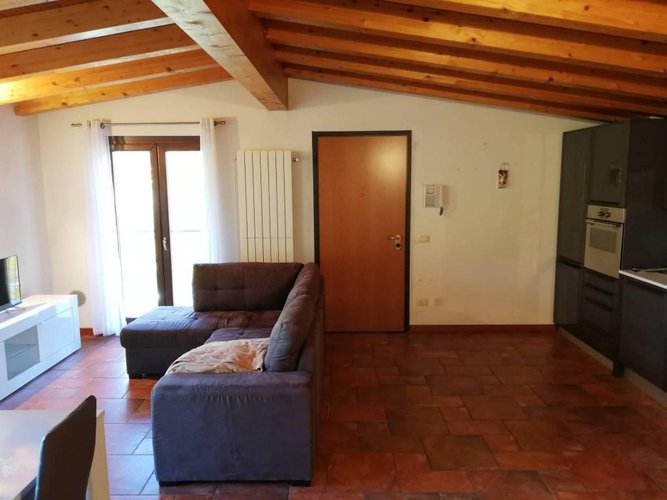 Trilocale ultimo piano con box... arredato! Albino