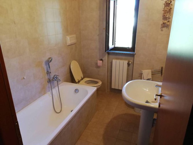 Trilocale ultimo piano con box... arredato! Albino