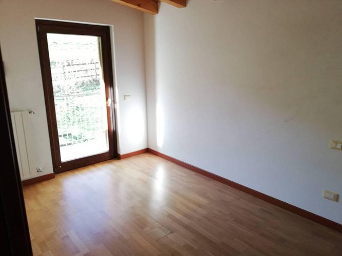 Trilocale ultimo piano con box... arredato! Albino