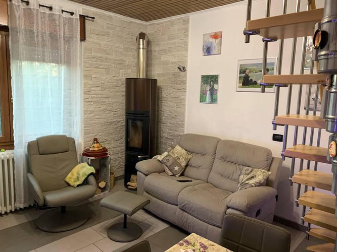 PORZIONE DI CASA CON UN MONOLOCALE, UN BILOCALE E GIARDINO