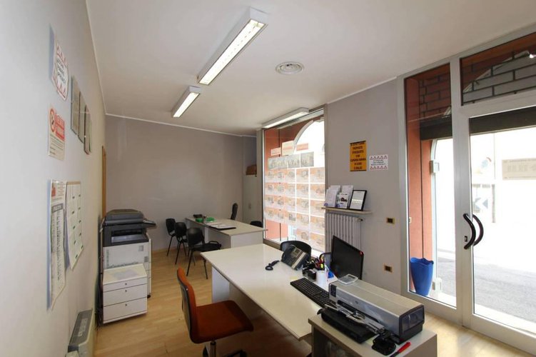 Negozio con due locali al piano terra in centro paese! Palosco