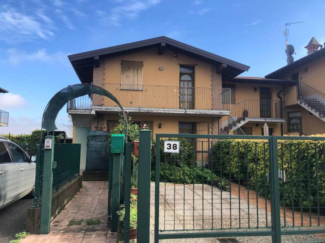 TRILOCALE CON GIARDINO Fara Olivana con Sola