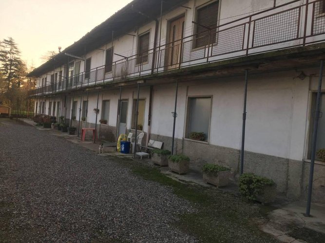 CASEGGIATO IN POSIZIONE STRATEGICA IN ZONA DI PASSAGGIO Calcinate