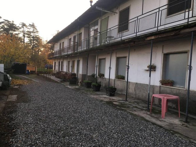 CASEGGIATO IN POSIZIONE STRATEGICA IN ZONA DI PASSAGGIO Calcinate