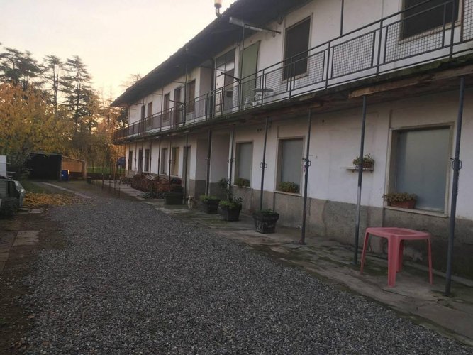 CASEGGIATO IN POSIZIONE STRATEGICA IN ZONA DI PASSAGGIO Calcinate