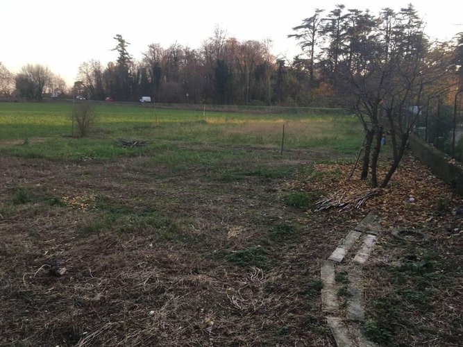 CASEGGIATO IN POSIZIONE STRATEGICA IN ZONA DI PASSAGGIO Calcinate