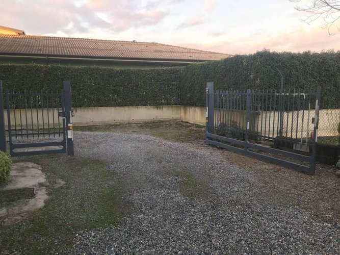 CASEGGIATO IN POSIZIONE STRATEGICA IN ZONA DI PASSAGGIO Calcinate