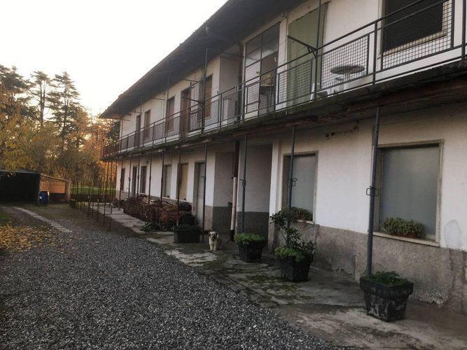 CASEGGIATO IN POSIZIONE STRATEGICA IN ZONA DI PASSAGGIO Calcinate