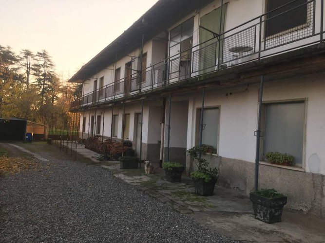 CASEGGIATO IN POSIZIONE STRATEGICA IN ZONA DI PASSAGGIO Calcinate