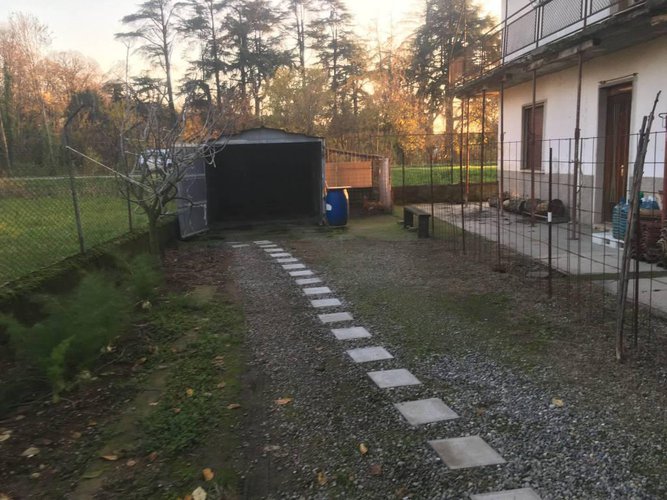 CASEGGIATO IN POSIZIONE STRATEGICA IN ZONA DI PASSAGGIO Calcinate