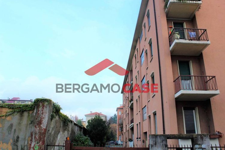 Bilocale ultimo piano zona via suardi Bergamo