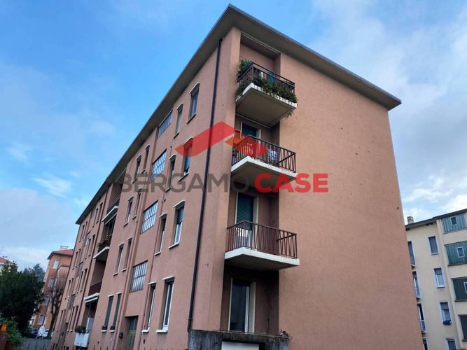 Bilocale ultimo piano zona via suardi Bergamo