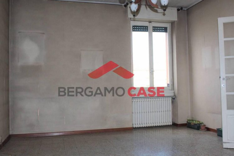 Trilocale ultimo piano via suardi Bergamo