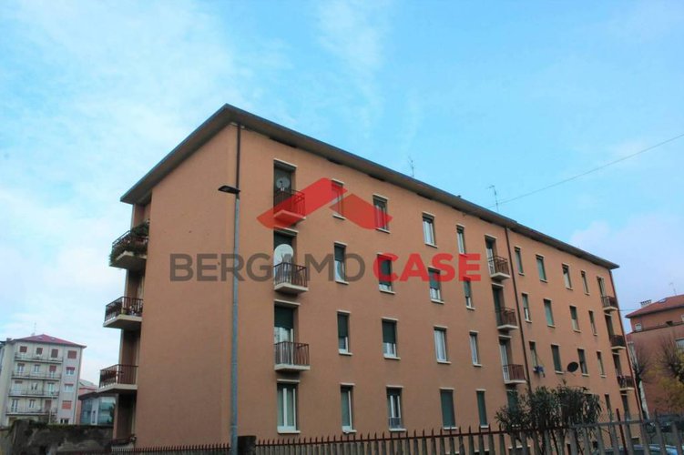 Trilocale ultimo piano via suardi Bergamo