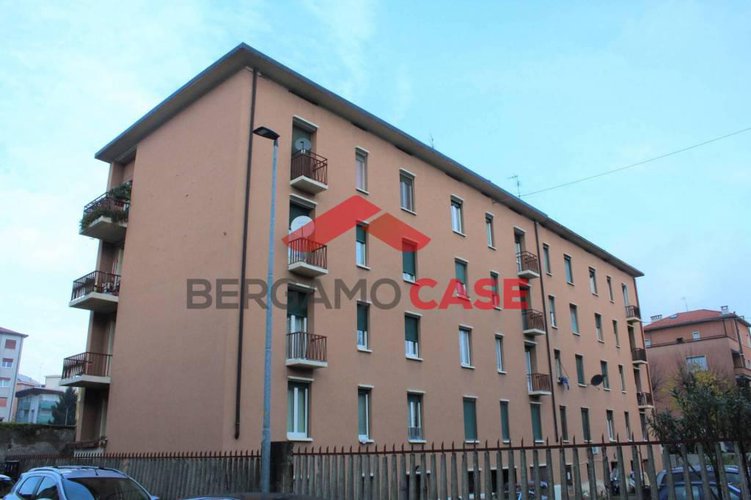 Trilocale ultimo piano via suardi Bergamo