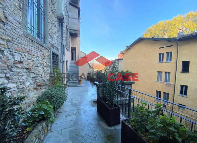 Bilocale risttrutturato in Piazza Vecchia Città Alta Bergamo