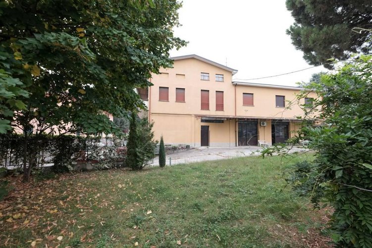 AMPIO QUADRILOCALE RISTUTTURATO CON BOX DI 100 MQ