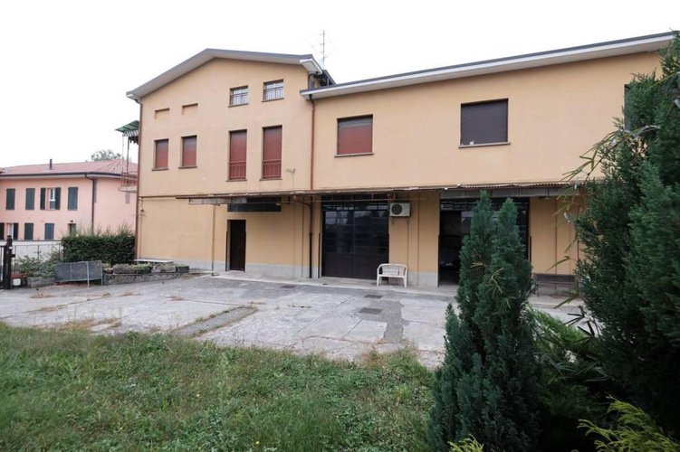 AMPIO QUADRILOCALE RISTUTTURATO CON BOX DI 100 MQ Robbiate