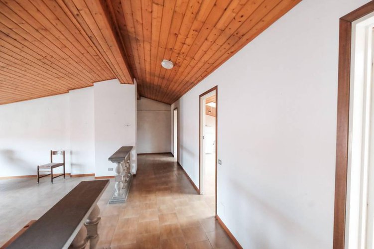 AMPIO APPARTAMENTO MANSARDATO CON POSS. BOX DI 100 MQ Robbiate