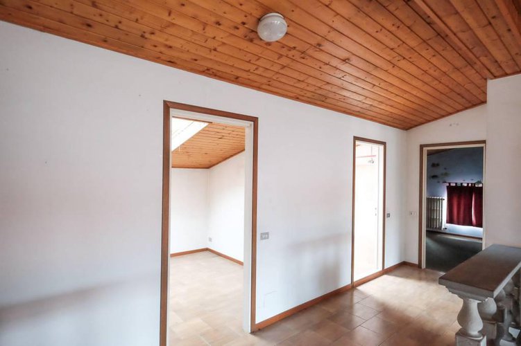 AMPIO APPARTAMENTO MANSARDATO CON POSS. BOX DI 100 MQ Robbiate