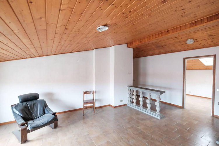 AMPIO APPARTAMENTO MANSARDATO CON POSS. BOX DI 100 MQ Robbiate