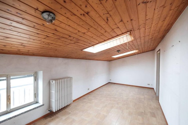 AMPIO APPARTAMENTO MANSARDATO CON POSS. BOX DI 100 MQ Robbiate