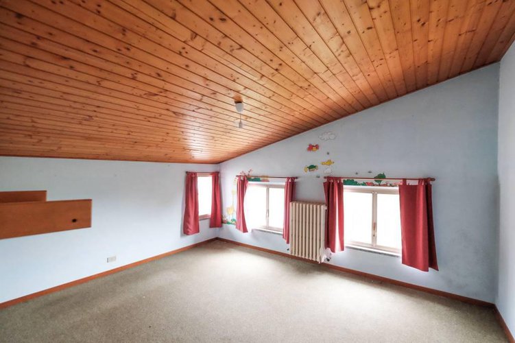 AMPIO APPARTAMENTO MANSARDATO CON POSS. BOX DI 100 MQ Robbiate