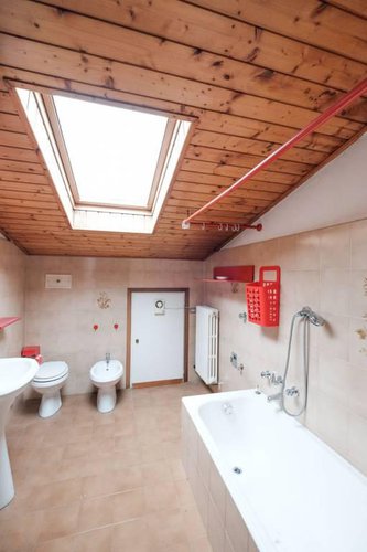 AMPIO APPARTAMENTO MANSARDATO CON POSS. BOX DI 100 MQ Robbiate