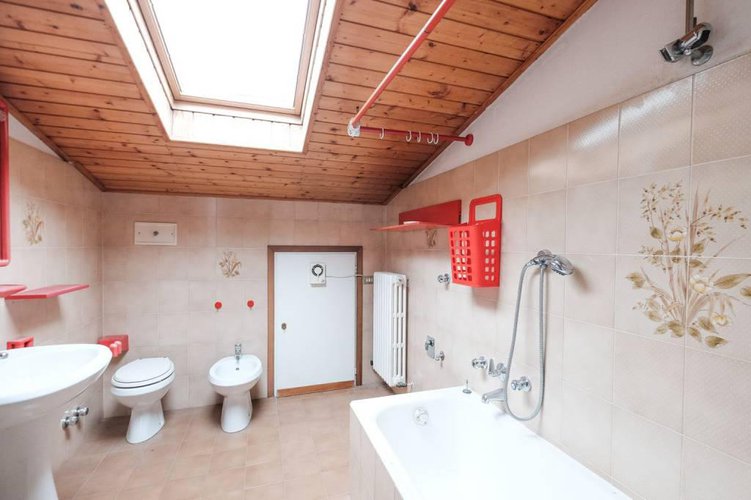 AMPIO APPARTAMENTO MANSARDATO CON POSS. BOX DI 100 MQ Robbiate