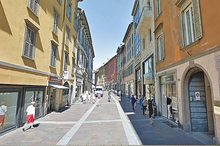 Negozio 50mq con vetrina frontestrada , in zona pedolale Bergamo