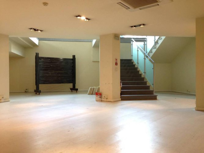 Negozio 900 mq + 500 mq p. int. con 9 vetrine fronte strada Bergamo