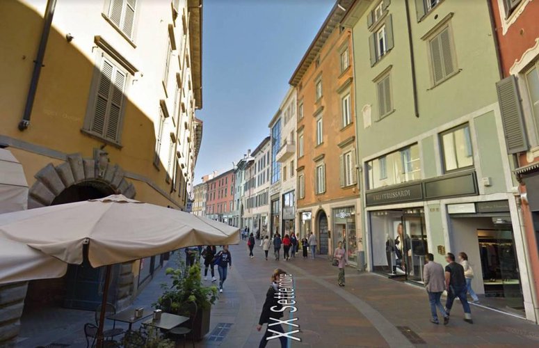 Negozio 900 mq + 500 mq p. int. con 9 vetrine fronte strada Bergamo