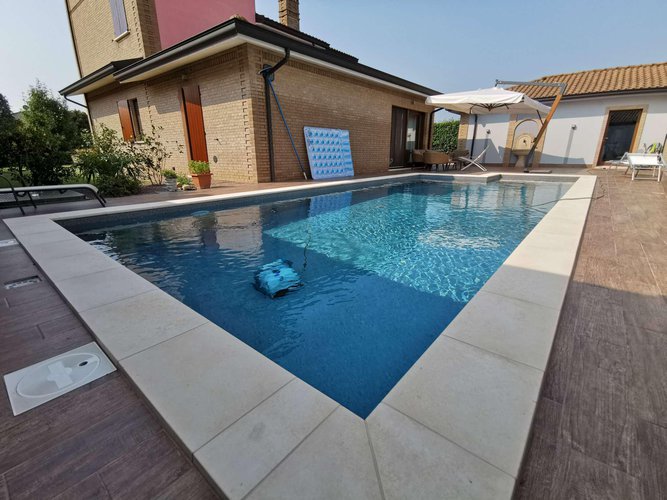 In zona esclusiva signorile villa singola con piscina a Misano Di Gera D'Adda