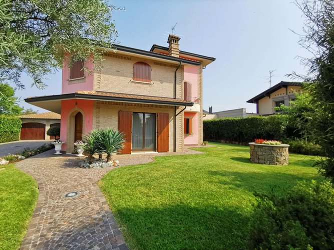 In zona esclusiva signorile villa singola con piscina a Misano Di Gera D'Adda Misano di Gera d'Adda