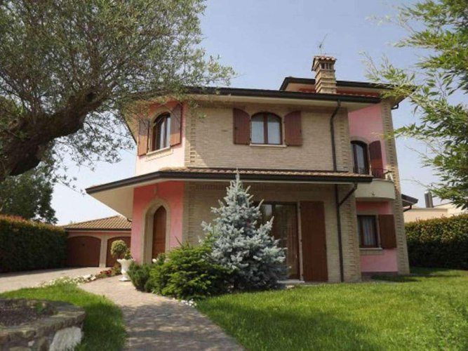 In zona esclusiva signorile villa singola con piscina a Misano Di Gera D'Adda Misano di Gera d'Adda