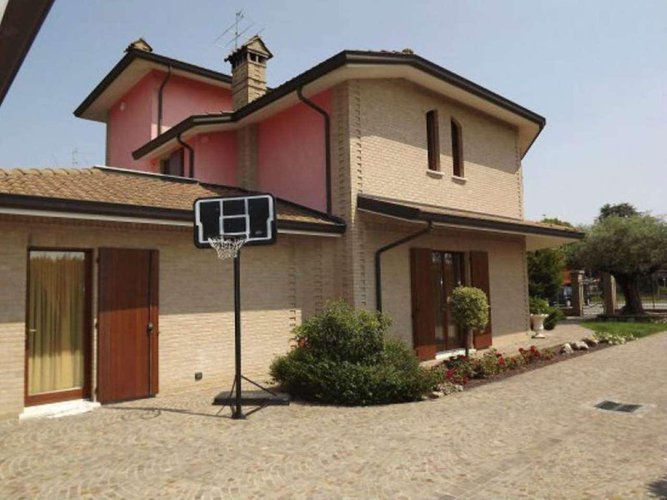 In zona esclusiva signorile villa singola con piscina a Misano Di Gera D'Adda Misano di Gera d'Adda