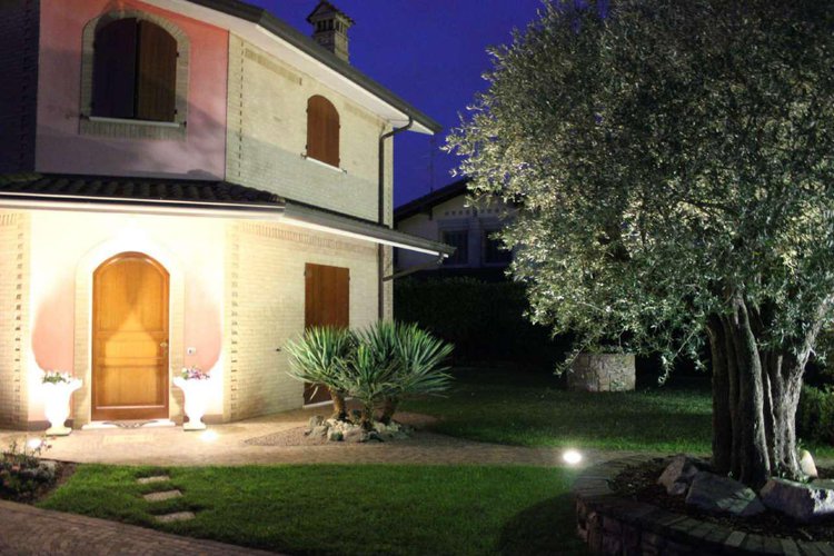 In zona esclusiva signorile villa singola con piscina a Misano Di Gera D'Adda Misano di Gera d'Adda