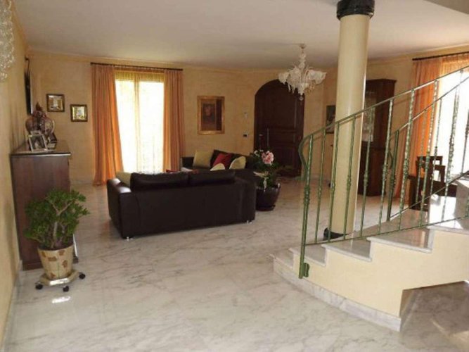 In zona esclusiva signorile villa singola con piscina a Misano Di Gera D'Adda Misano di Gera d'Adda