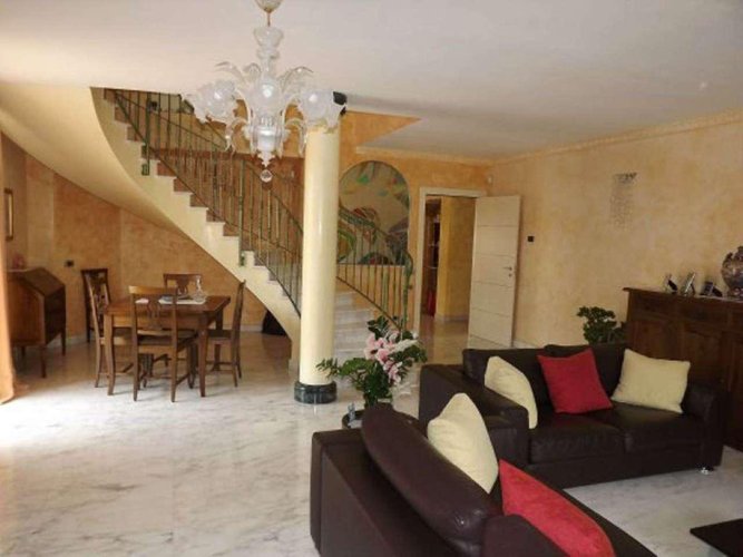 In zona esclusiva signorile villa singola con piscina a Misano Di Gera D'Adda Misano di Gera d'Adda