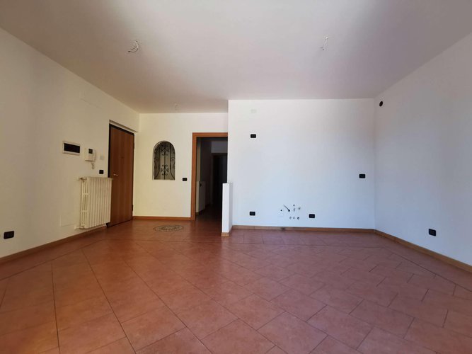 3 locali con taverna e area esterna a Treviglio.