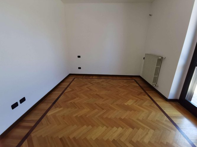 3 locali con taverna e area esterna a Treviglio. Treviglio