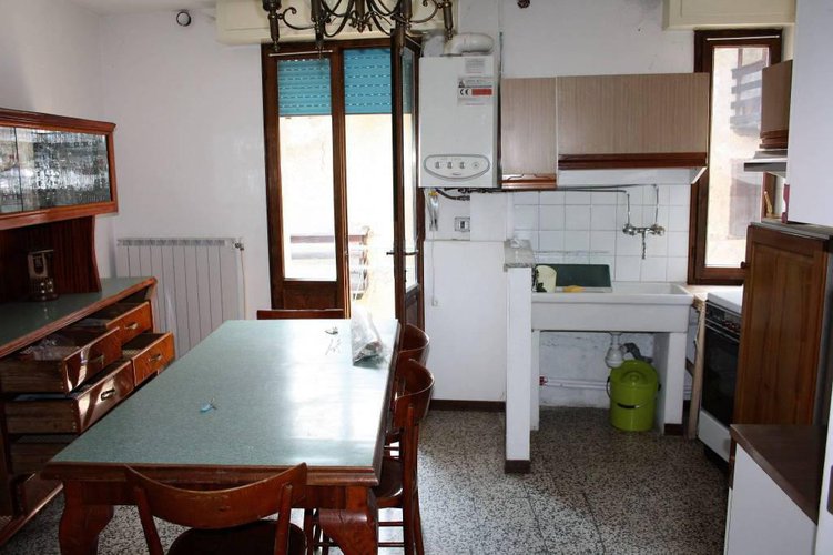 AFFARE COMUNE DI AZZONE (BG) TRE APPARTAMENTI €. 69.000,00 Azzone