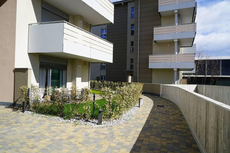 QUADRILOCALE CON GIARDINO ESPOSTO SU TRE LATI Lallio