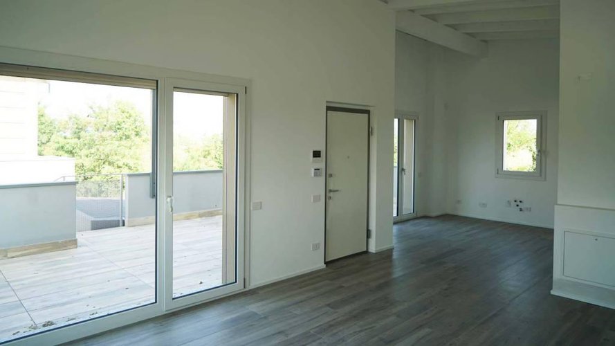 VILLA BI-SINGOLA CON AMPIO TERRAZZO