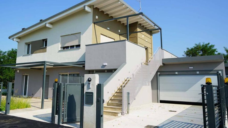 VILLA BI-SINGOLA CON AMPIO TERRAZZO Zanica