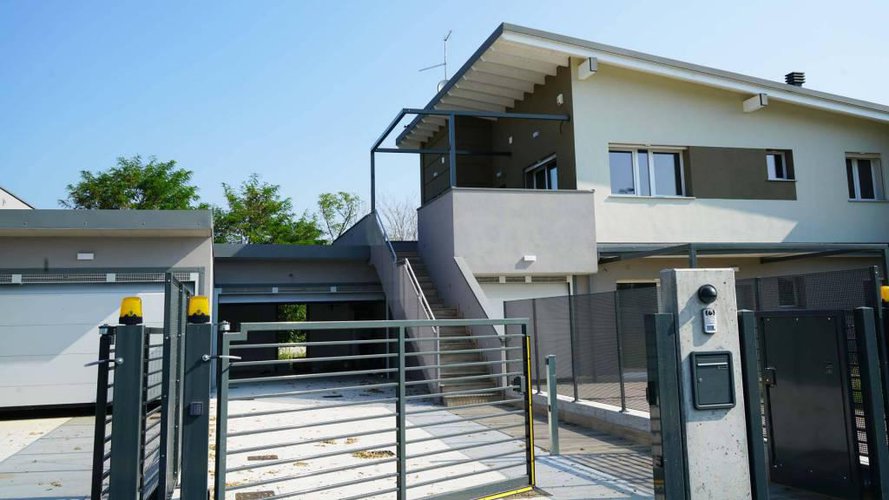 VILLA BI-SINGOLA CON AMPIO TERRAZZO Zanica