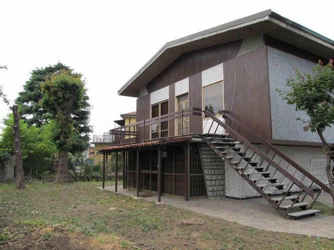 €240.000 VILLA SINGOLA CON 2 APPARTAMENTI ED AMPIO GIARDIN Trezzo sull'Adda