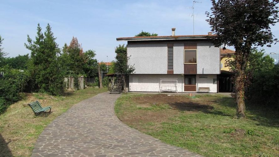 €240.000 VILLA SINGOLA CON 2 APPARTAMENTI ED AMPIO GIARDIN Trezzo sull'Adda